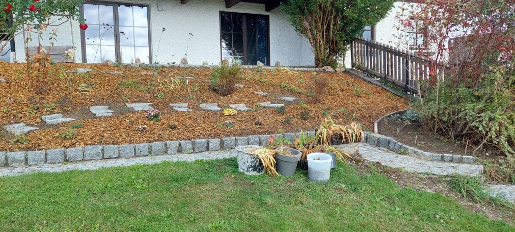 Beet Neupflanzung mit Steinweg